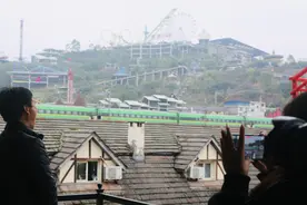 8D重庆再添“魔幻打卡点” 李子坝有轨道穿楼 涪陵有“屋顶跑火车”图片