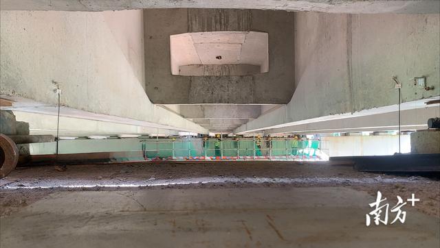 汕梅高速改扩建项目轩坑河大桥T梁顶升旋转完成，为省内桥梁工程首次尝试