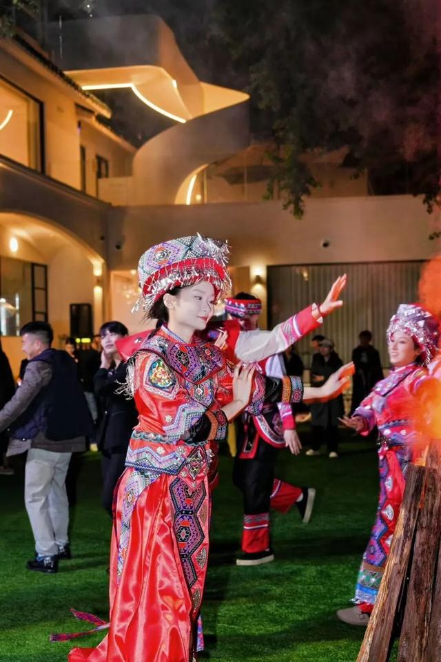 民俗风情邂逅现代派对，湖上琉璃“魔法之夜”点亮东湖