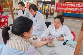 逛夜市、看中医，长沙中医夜市“出摊”图片