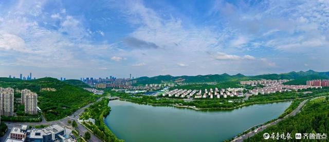 俯瞰龙鼎滨河公园，满眼翠绿清凉一夏