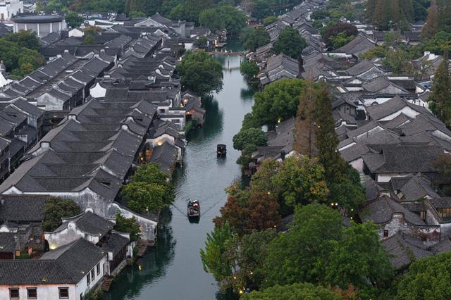 很多江南古镇快经营不下去了，乌镇还在收150元门票，不凭脸皮凭什么？