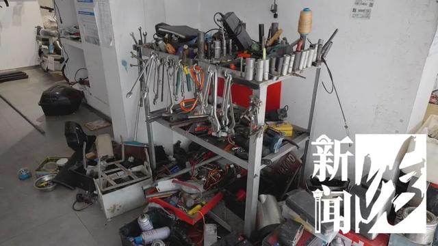 事发上海！外卖员劝架，扑倒持锤行凶者，反被索赔12万元？法院判了