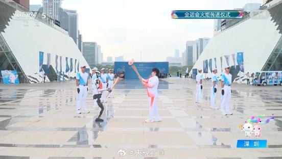 可可爱爱！机器狗传递全运会吉祥物