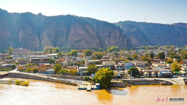 黄河绕村 石林映日 景泰龙湾村的金黄太治愈