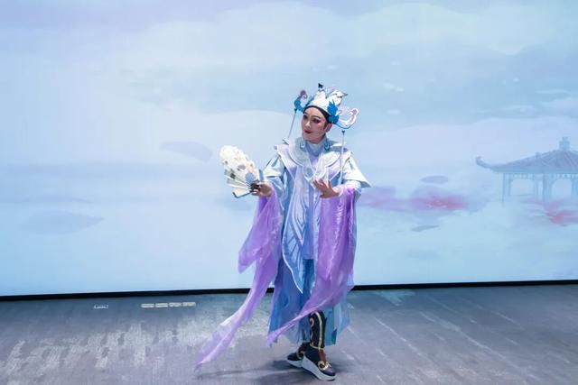 非遗市集、沉浸式游园……这场“非遗快闪”走进写字楼→