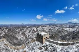 雪后金山岭长城图片