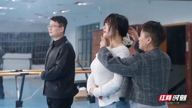 汶川地震被救女孩与施救军人结婚