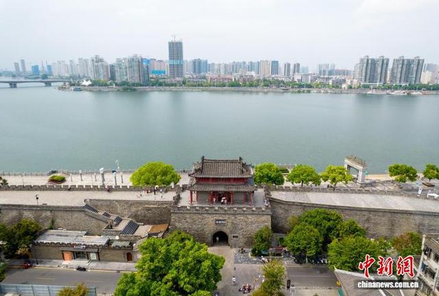湖北襄阳：民众登古城墙   感受历史韵味