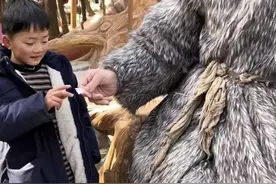 河南万岁山2米33“巨人”演员，睡3米大床穿59码大鞋图片