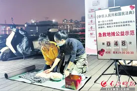 这个“地摊”不卖货，急救技能免费教图片
