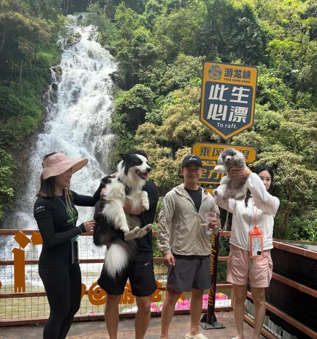 来高明狂飙到11月！游龙峡双人漂流，还能带宠一起浪
