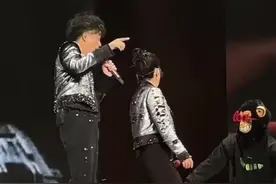 4女生穿精神病服看凤凰传奇演唱会，从入场到座位全程被拍照图片