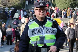 蛇年雷峰塔上热搜 雷峰塔下有位“胖蜀黍” 接警5分钟就帮游客找到包图片