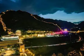 “一票”从早玩到晚 居庸关“夜长城”五一回归图片