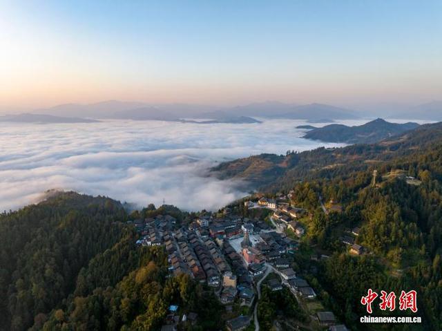 贵州从江：初冬云海绕侗寨