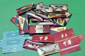 男子在外用餐遇孩子们索要烟盒：一晚上来了几波孩子，对学生痴迷烟卡行为感到担忧视频封面