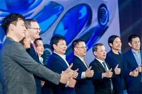 当雷军与余承东罕见同框，遥遥领先不忘唇枪舌剑图片