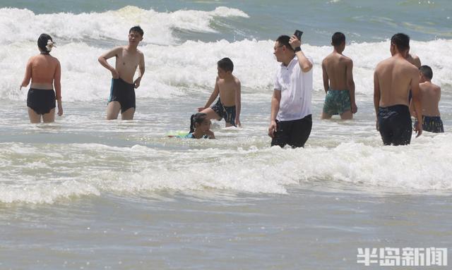 海水浴场周末人气“爆棚”
