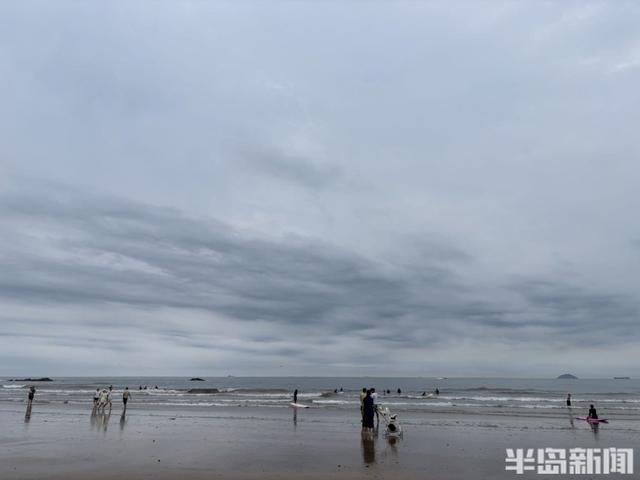 雨后享清凉！青岛海边人气旺