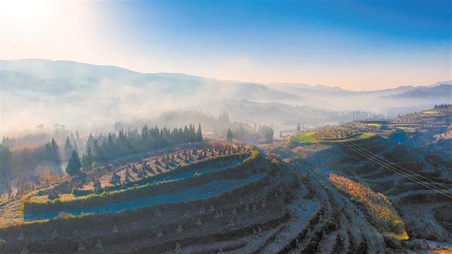 富源：水墨山河金纱覆