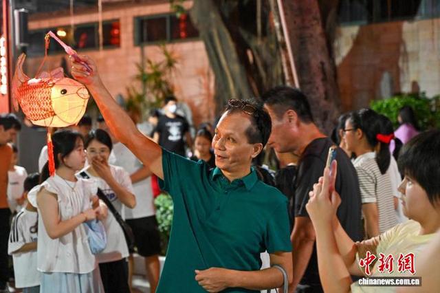 广州：民众游灯会欢度中秋佳节