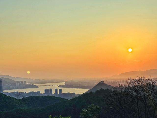 自然风光与都市繁华完美融合，“富阳曼哈顿”宝藏机位火了，当地提醒！