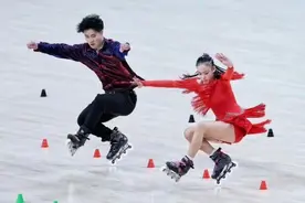 亚运轮滑花式绕桩首秀 四川组合摘金图片