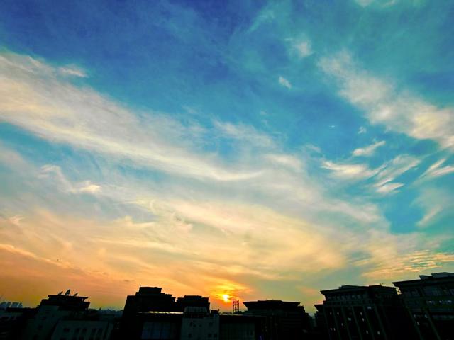 流云绕落日，今日傍晚京城的天空有多美？