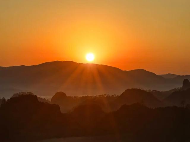 晚潮｜两场日出，一山一海