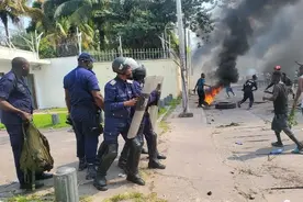 刚果（金）首都爆发抗议示威活动 多国使馆遭纵火洗劫图片