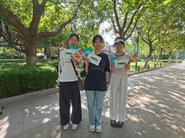 济南“一城山色·登山打卡”道旗展板扮靓山路，让生态之美住进日常时光