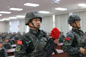 学老兵、帮老兵、赞老兵丨惜别无声的战友，他们饱含热泪向武器装备告别图片