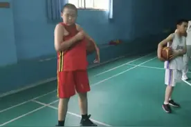 🤣网友晒杨瀚森“黑料”：几年前篮球班的小胖子杨瀚森图片