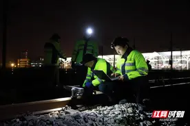 寒夜钢轨“美容师”图片
