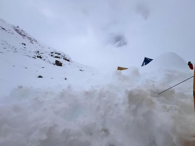 对话亲历者丨珠峰暴雪救援再进一步：嘎玛沟300多游客脱困，徒步者冲锋衣结冰，救援力量如何突破重重困难