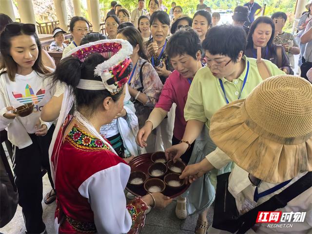 川渝百家旅行商齐聚张家界 共探西线旅游新魅力