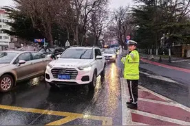 雨雪天气，交警部门全警出动疏导交通图片