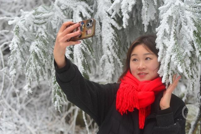 银装素裹南天湖 冰雪美景醉游人