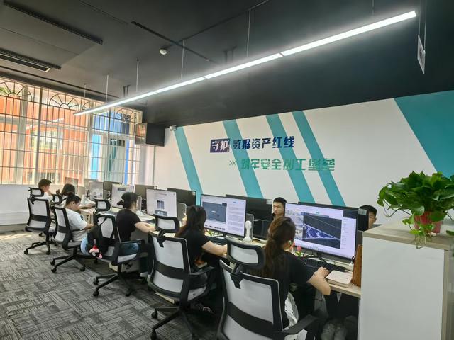贵州日报头版报道｜贵州大数据集团： “双轮驱动”探索数据市场“贵阳方案”