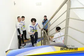 垂直马拉松来了，两千名选手问鼎第一高楼上海中心大厦图片