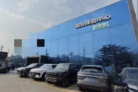 烟台一市民新车买回不久灯罩起雾 车身还有刮擦补漆痕迹图片