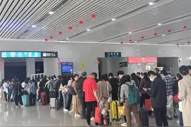 汉十高铁五一期间为武当山景区输送游客20万人次，创历史新高图片