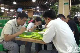 落实！潍坊理工学院教职工吃上了“免费午餐”图片