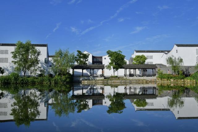 一幅“深秋的富春山居图”，“空降”上海黄浦江畔