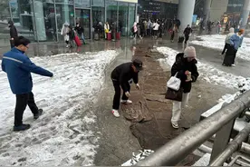 武汉站站前广场：凌晨开放所有通道图片