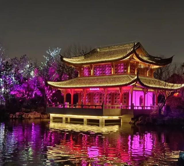 下雨也挡不住看露天电影的热情！上海世博文化公园昨晚点亮“璀璨之夜”