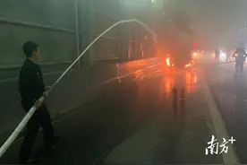 广州一货车隧道内自燃！过路民警及时扑救化解险情图片