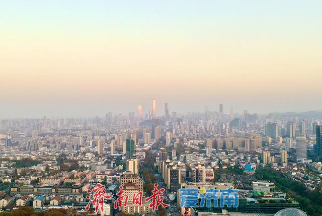 一年四季 泉在济南丨经四路邂逅落日熔金 城市天际线披上梦幻衣裳