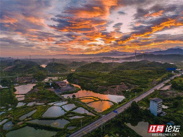 【每日一图@湖南】当朝霞遇上丹霞，大王寨醒来便是画